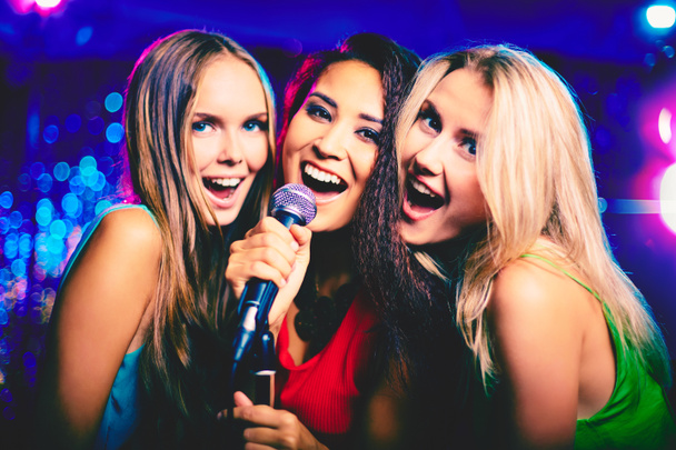 v karaoke baru - Fotografie, Obrázek