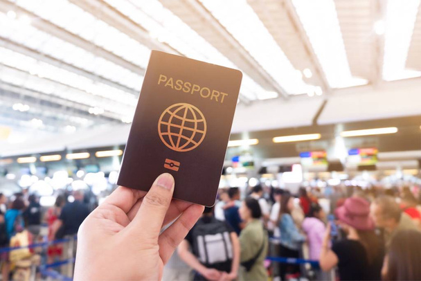 Ταξιδιώτης με διαβατήριο στο αεροδρόμιο  - Φωτογραφία, εικόνα