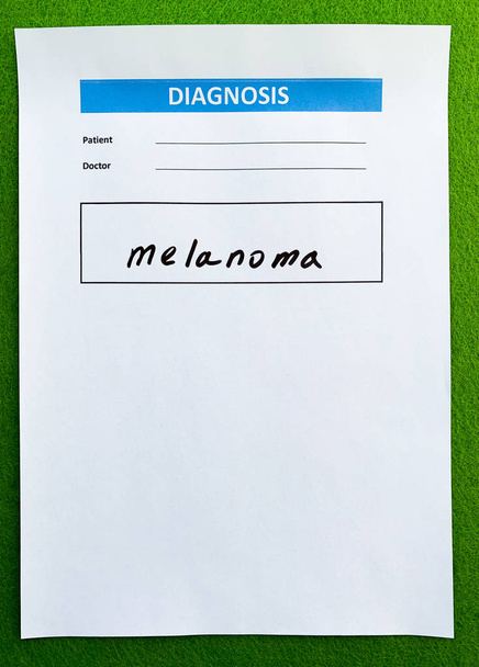 Doktor masasında tıbbi formda tanı melanomu - Fotoğraf, Görsel