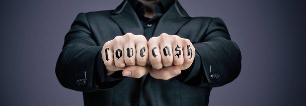 Бизнесмен с татуированными кулаками
 - Фото, изображение