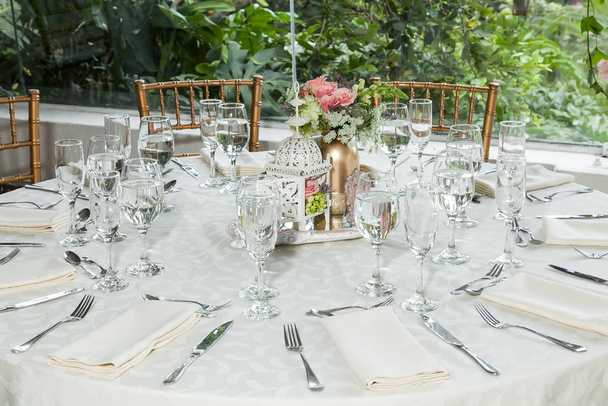 Banquete mesa decorada, com talheres. Decoração de casamento no salão do banquete. - Foto, Imagem
