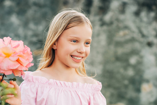 Outdoor summer portrait of adorable little girl, happy beautiful kid - Foto, afbeelding
