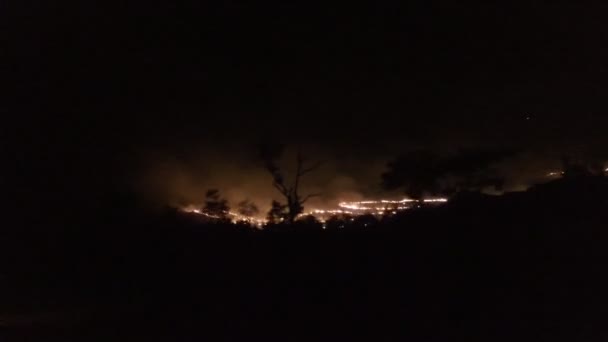 Ausztrál bozóttűz, tűz ütött ki egy dombon az Argyle-tó közelében, Nyugat-Ausztráliában. - Felvétel, videó