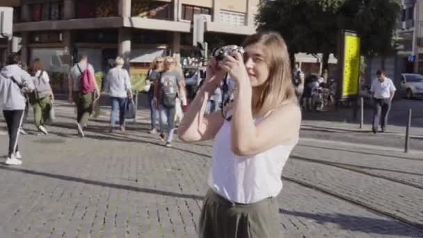 Pretty Tourist Woman Is Taking Photo in Busy City Center - Felvétel, videó