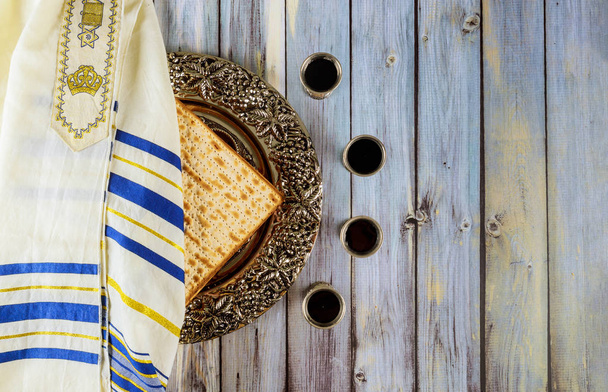 Pascua matzoh pan de fiesta judía con kidush cuatro taza de vino y talit
 - Foto, imagen