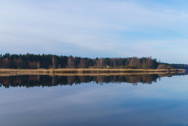 Temprano en la mañana en el río Lielupe, en Jurmala
. - Foto, imagen