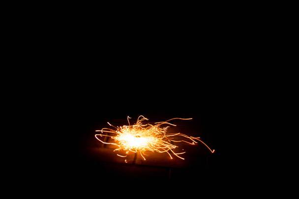 Des feux d'artifice colorés illuminent la nuit du silvester avec des pétards, des pétards et des pièces pyrotechniques explosives et des fontaines de lumière pour célébrer une bonne année lors d'une fête du silvester avec des amis
 - Photo, image