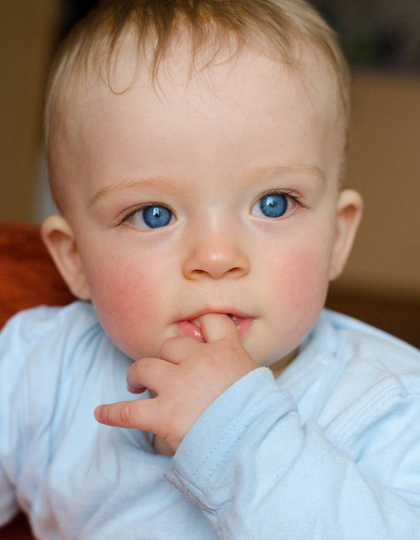 Крупним планом портрет малюка смоктати його палець
.  - Фото, зображення