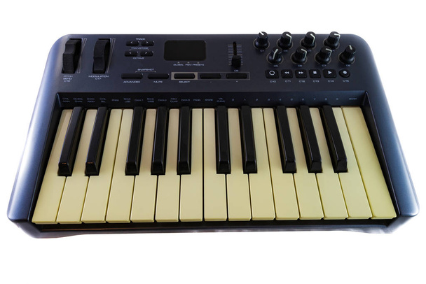 Controlador de teclado USB MIDI Synthesizer em fundo branco
 - Foto, Imagem