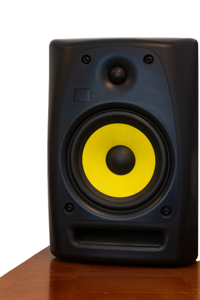 Hoge kwaliteit luidspreker op houten plank voor hifi geluidssysteem een - Foto, afbeelding