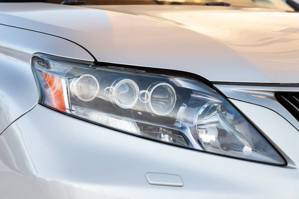 Frontscheinwerfer Ansicht von silbernem Auto mit LED Tagfahrlicht - Foto, Bild