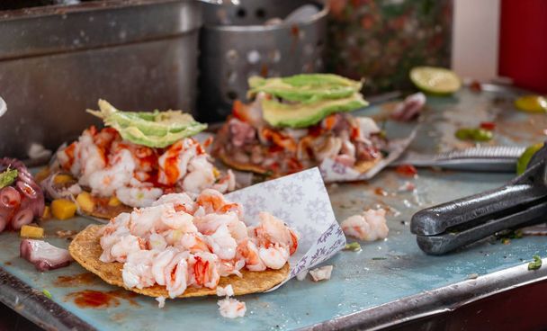 Authentique tostada crevettes de Ensenada meilleur chariot de fruits de mer de rue
 - Photo, image
