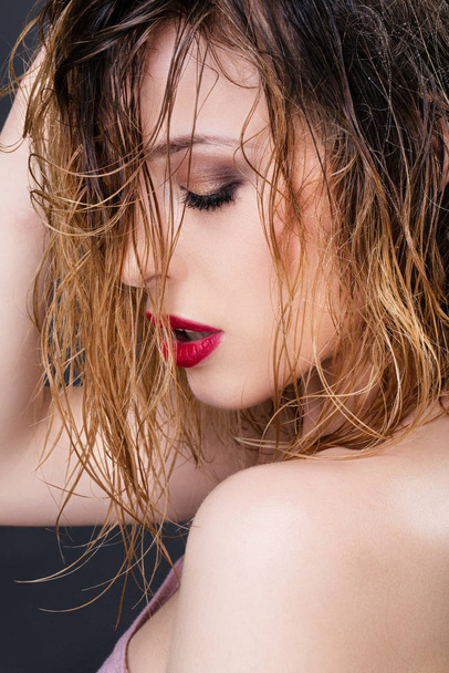 Close up de uma jovem mulher no perfil, cabelo molhado
 - Foto, Imagem