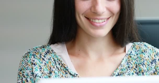 boldog nő az irodájában gépelés - Felvétel, videó