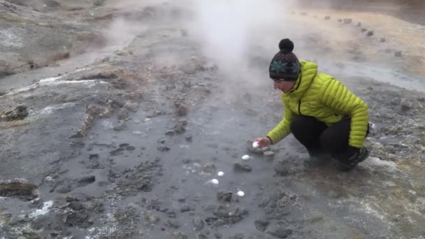 Une femme cuisine des œufs dans une source chaude
 - Séquence, vidéo