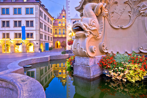 Wurzburg. Widok na fontannę wieczorem i pięknej architektury ol - Zdjęcie, obraz