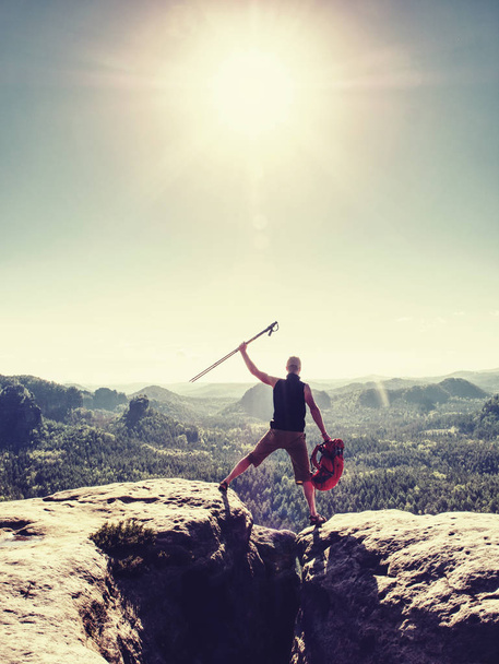 Hombre gritando de felicidad en la cima de una montaña
 - Foto, Imagen