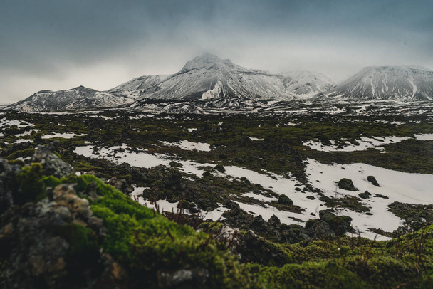 Драматичний сніговий пейзаж, який чудово говорить про погодні умови в Ісландії, Сцени Півночі, туризм в Ісландії. - Фото, зображення