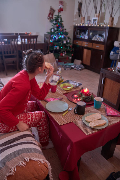 12月25日の朝にクリスマスの朝食を食べる女の子パントマト - 写真・画像