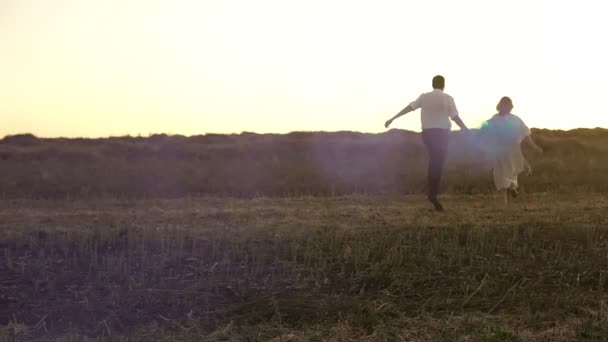 Pariskunta savukynttilöineen juoksee pellon poikki
 - Materiaali, video