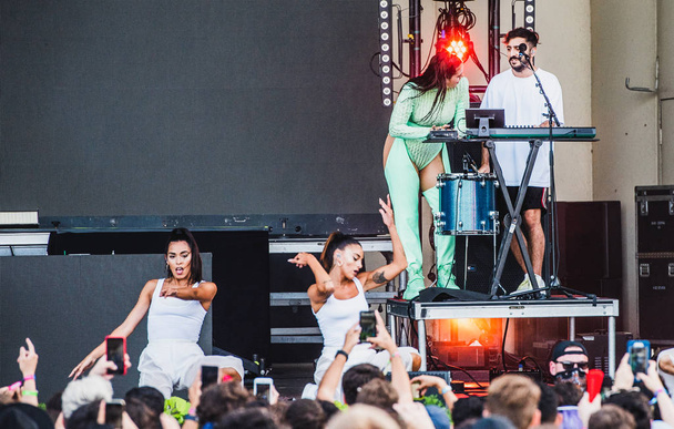 Чикаго, Иллинойс / США - Воскресенье, 4 августа 2019 года: испанская поп-звезда фламенко Розалия выступает на музыкальном фестивале Lollapalooza в Грант-парке, Чикаго
. - Фото, изображение