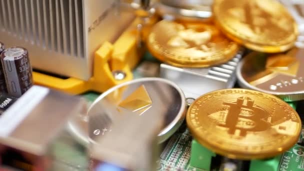 Bitcoin, Litecoin y monedas de Ethereum en la placa base de PC
 - Metraje, vídeo