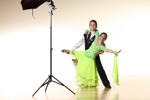 Boy and girl posing in ballroom dance - Fotoğraf, Görsel