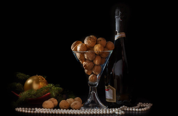 Новорічна атмосфера з шампанським та горіхами
. - Фото, зображення