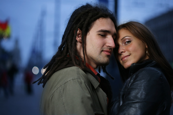 Jeune couple amoureux dans une ville au crépuscule
. - Photo, image
