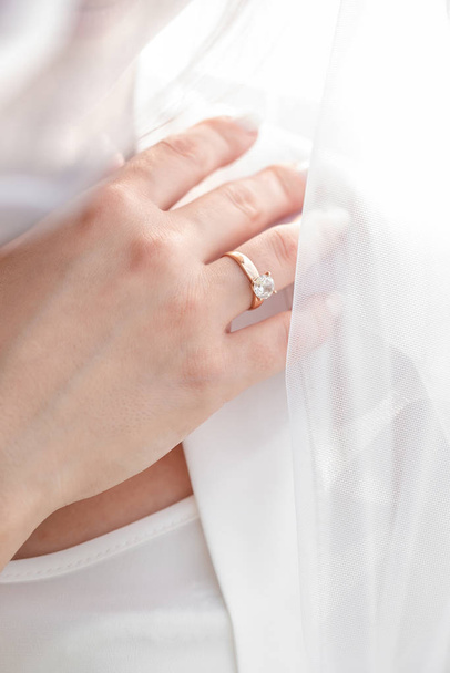 Close-up Mujer mostrando sus manos con hermosa manicura. Las manos de la novia con una bonita manicura. Hermosas manos de mujer joven - Foto, Imagen