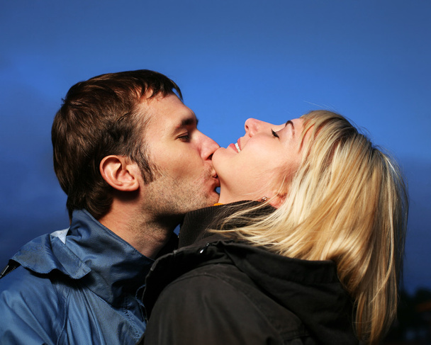 genç bir çift açık havada akşam öpüşme. - Fotoğraf, Görsel