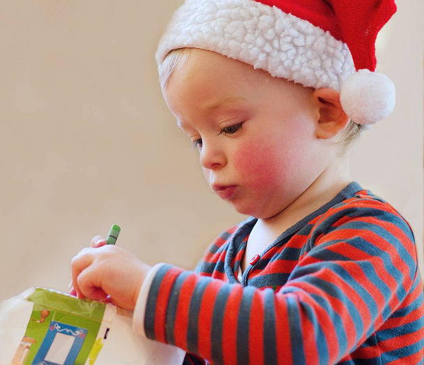Маленький мальчик пишет Санта-Клаусу
 - Фото, изображение