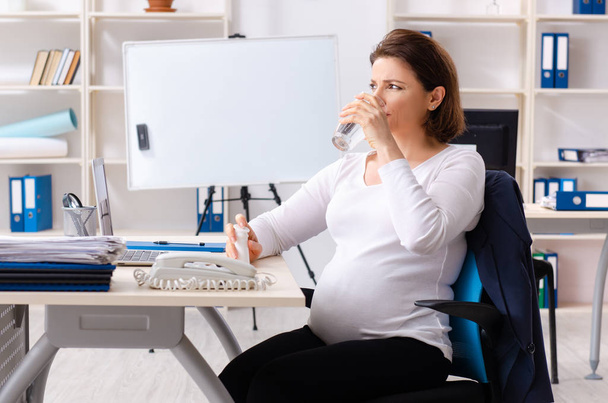 Old pregnant woman working in the office - Foto, Imagem