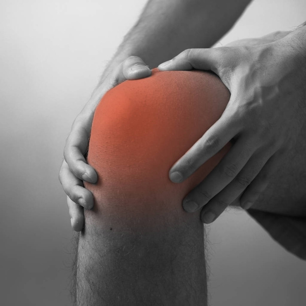 膝の急性痛みに苦しむ男性 - 写真・画像