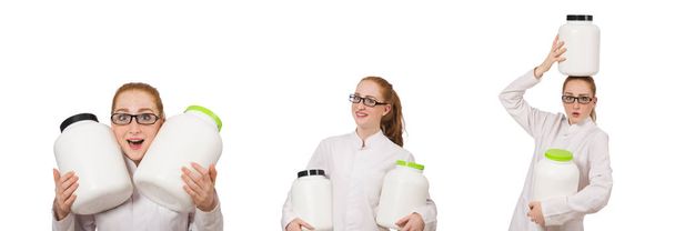 Młoda kobieta lekarz gospodarstwa słoik białka izolowane na białym - Zdjęcie, obraz