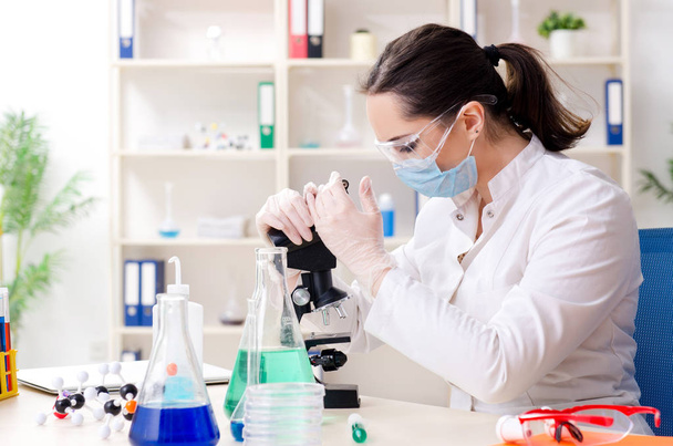 Jovem química do sexo feminino trabalhando no laboratório
 - Foto, Imagem