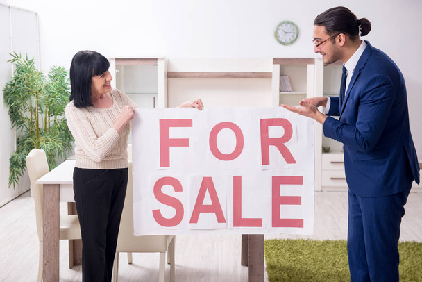 Мужчина агент по недвижимости и женщина-клиент в квартире
 - Фото, изображение