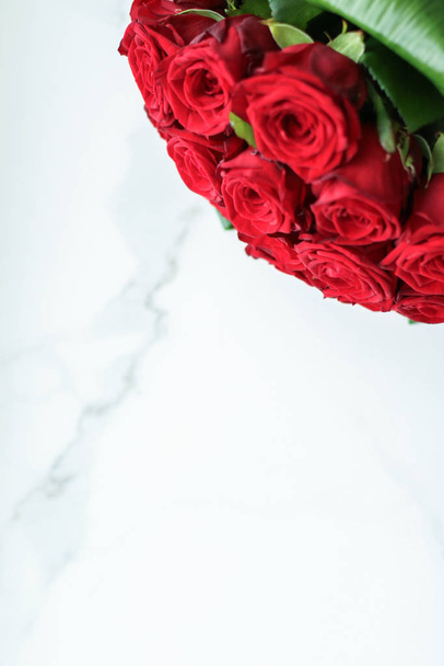 バレンタインデーにプレゼントホリデー愛、赤いロの豪華なブーケ - 写真・画像