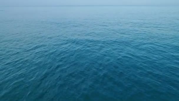 Vliegtuig Drone vliegende vlucht over oceaan tropische Zee in de zomer seizoen met wolken en blauwe lucht beelden van drone luchtfoto 's Prachtig zeeoppervlak na camera kantelen - Video