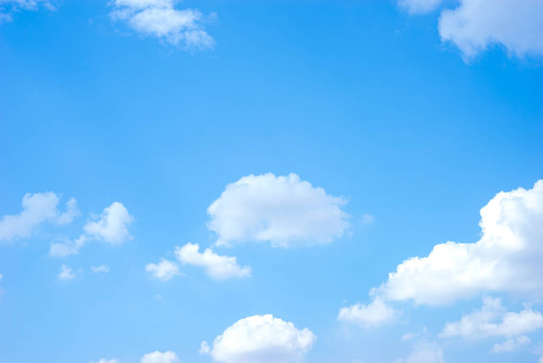 Nube y cielo azul de fondo
 - Foto, imagen