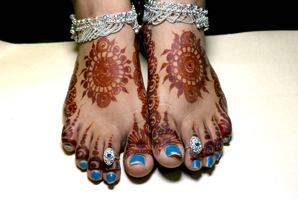 Nowa indyjska noga ślubna z mehandi design - Zdjęcie, obraz