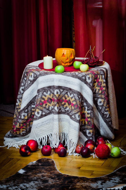 Zucca di Halloween, mele, bacche, candele
 - Foto, immagini