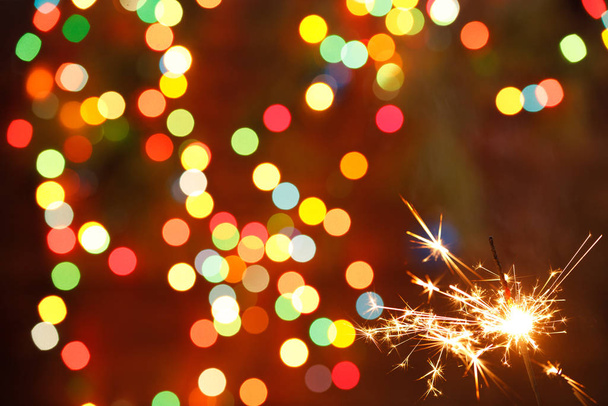 красиві блискавки на тлі гірлянди. красива святкова листівка на Новий рік
. - Фото, зображення