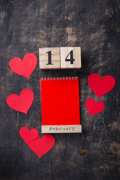 Valentines den pozadí s červenými srdci - Fotografie, Obrázek