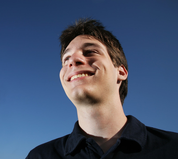 usmívající se mladý muž - Fotografie, Obrázek