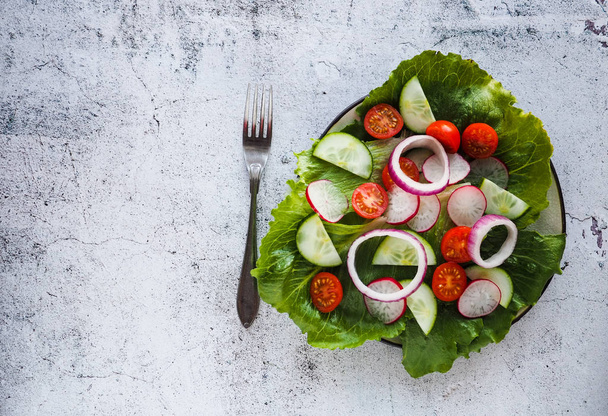 Свежий вегетарианский салат на деревенском фоне
 - Фото, изображение