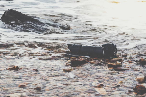 DSLR kamera kivi rannalla märkä vedestä meri aalto
 - Valokuva, kuva