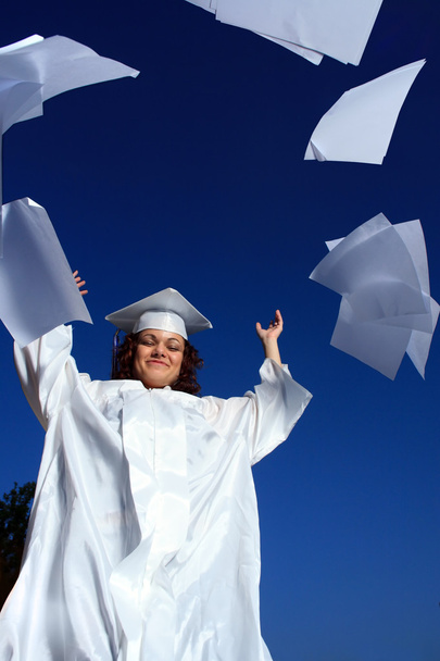 Jeune diplômé jetant des papiers scolaires
 - Photo, image