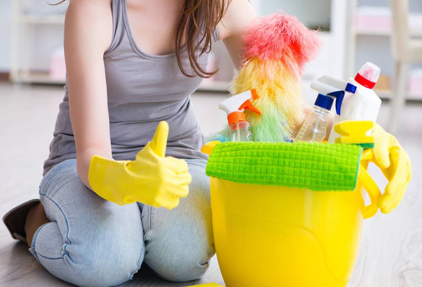 Mujer haciendo limpieza en casa - Foto, imagen
