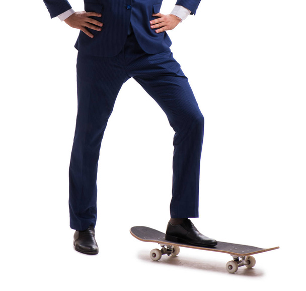 Бізнесмен їде скейтборд ізольовано на білому тлі
 - Фото, зображення